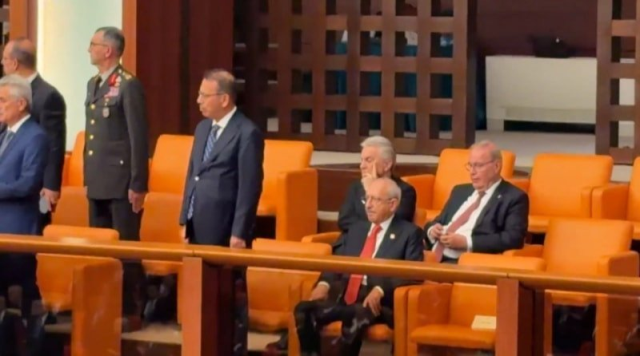 TBMM'de yeni yasama yılı oturumu! Cumhurbaşkanı Erdoğan k&uuml;rs&uuml;ye &ccedil;ıktı, <a class='keyword-sd' href='/yeni-parti/' title='Yeni Parti'>Yeni Parti</a> grubu salonu terk etti