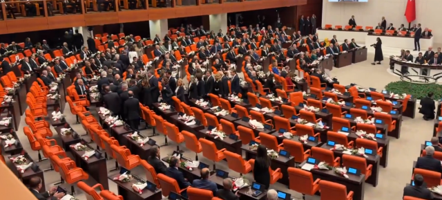 TBMM'de yeni yasama yılı oturumu! Cumhurbaşkanı Erdoğan k&uuml;rs&uuml;ye &ccedil;ıktı, Yeni Parti grubu salonu terk etti