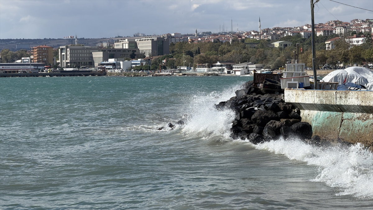 Marmara\'daki fırtına Tekirdağ\'da deniz ulaşımını aksatıyor, 5 gemi bekliyor