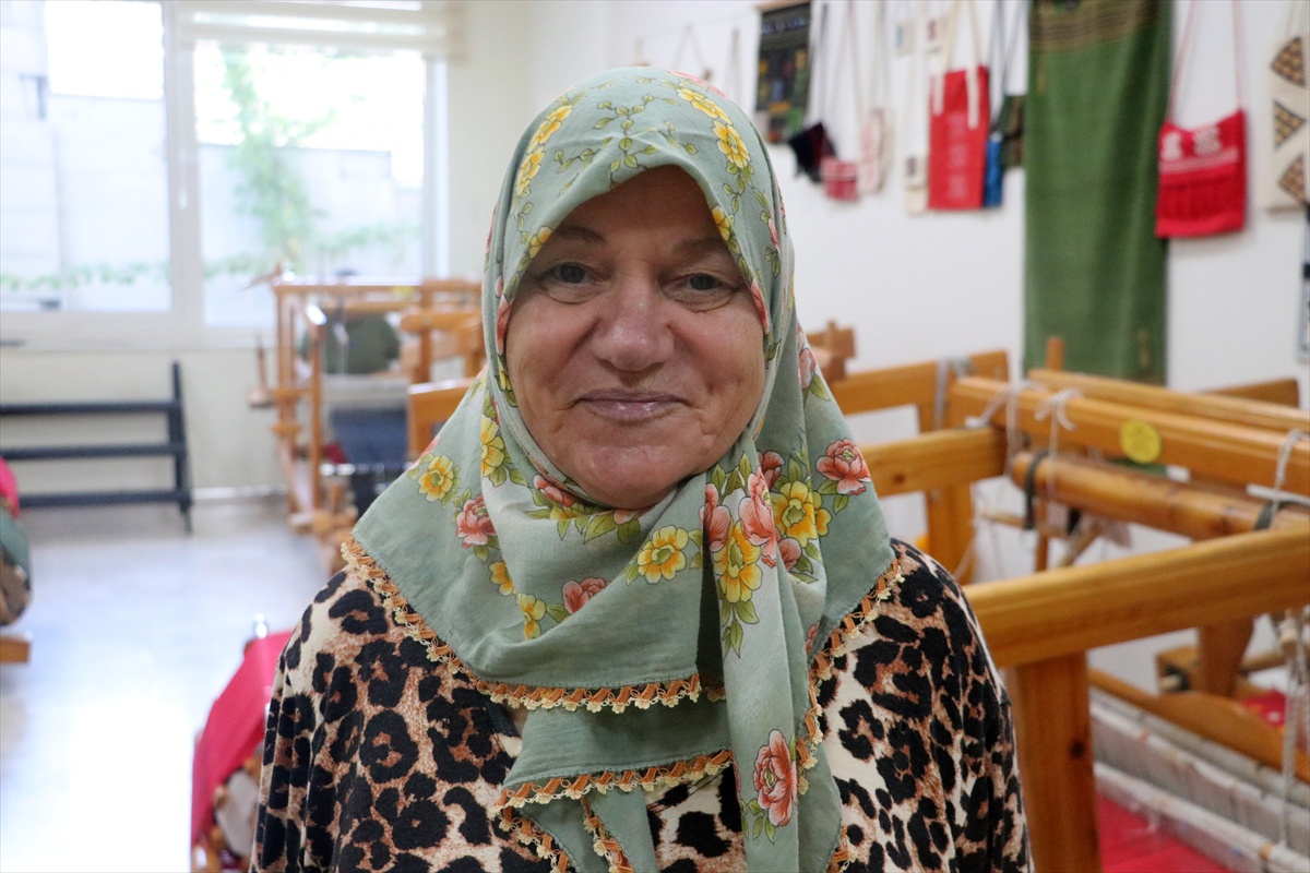 Tekirdağ\'da 74 yaşındaki Fatma Ayvalıdere, dokumada Alzheimer\'a karşı çalışıyor