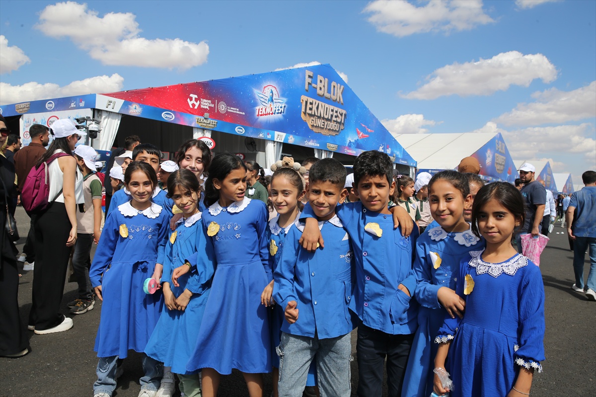 Şanlıurfa\'da çocuklar TEKNOFEST\'te KIZILELMA, KAAN ve AKINCI ile buluştu