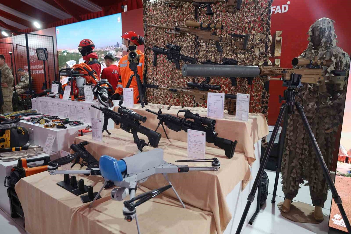 JÖAK timleri TEKNOFEST Güneydoğu\'da \'Siyah Giyen Adamlar\' olarak ilgi topladı
