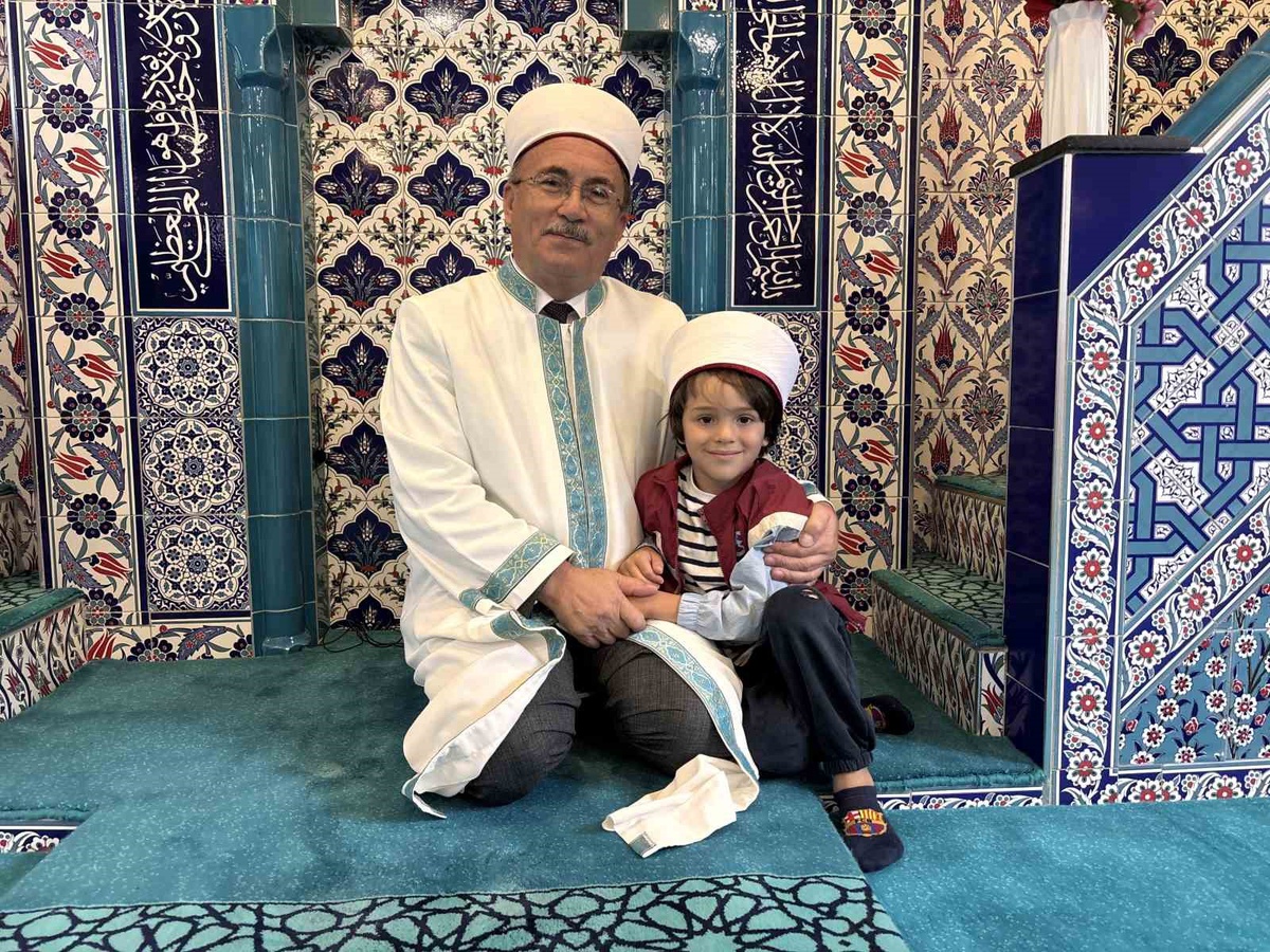 Trabzon Beşikdüzü\'nde 5 yaşındaki Altan, namaz sonrası hocasına koşup sarıldı