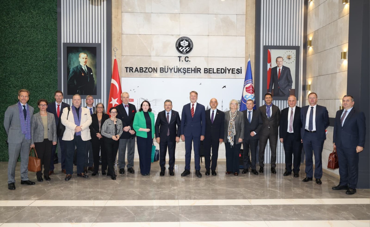 Trabzon Büyükşehir Belediye Başkanı Genç, AB elçilerine 188 ülkeden girişi anlattı