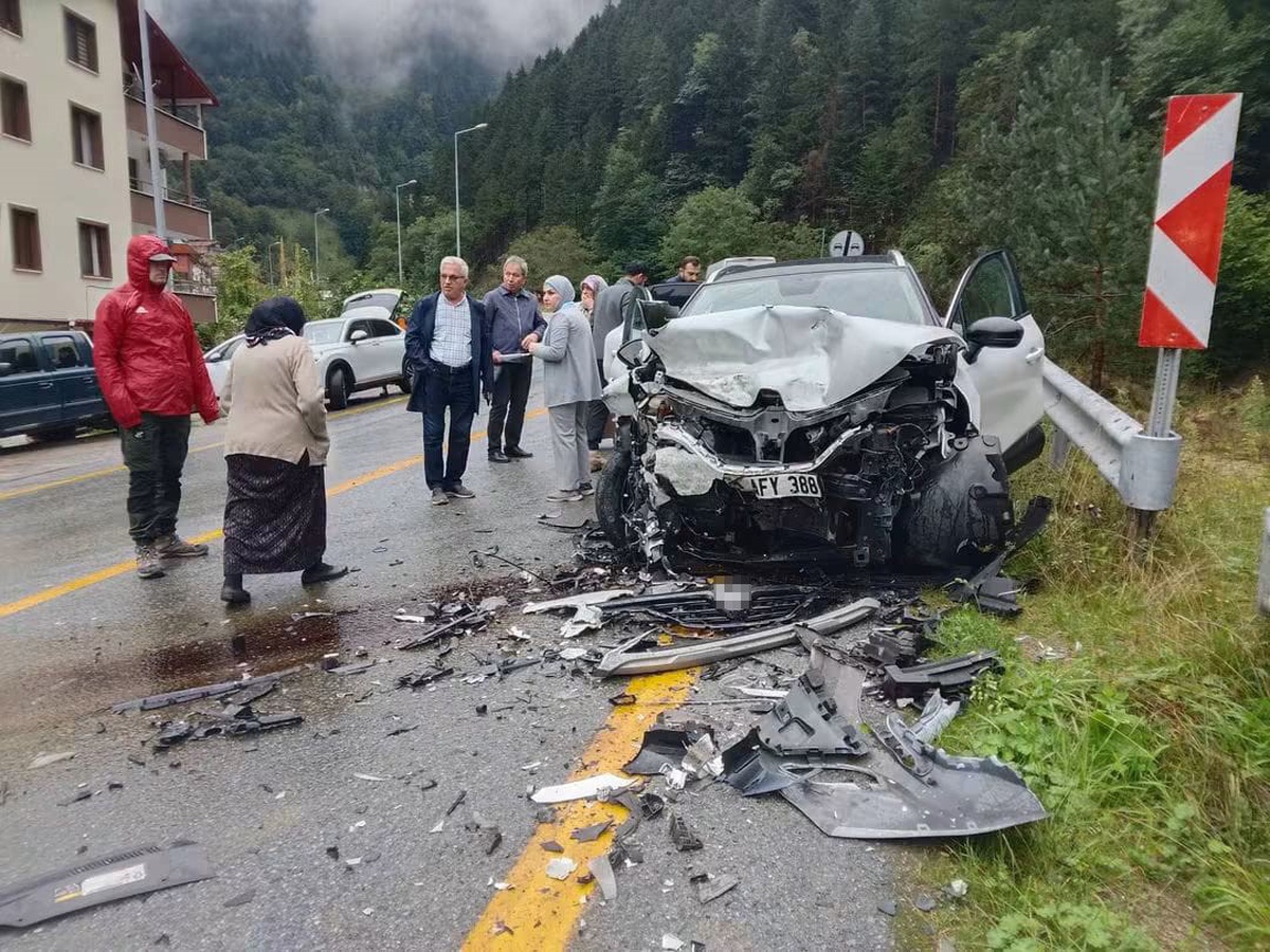 Trabzon Çaykara\'da hatalı sollama sonucu 5 kişi yaralandı, 2\'si Arap uyruklu
