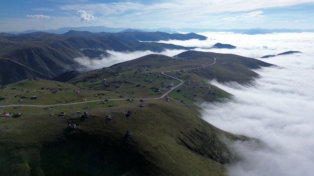 Trabzon Beşikdüzü'nde 2 bin 200 rakımlı Kızılağaç Yaylası'nda sis dronla görüntülendi