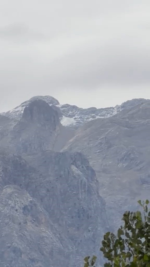 Tunceli'de hava sıcaklıkları düşünce Munzur Dağları mevsimin ilk karıyla kaplandı
