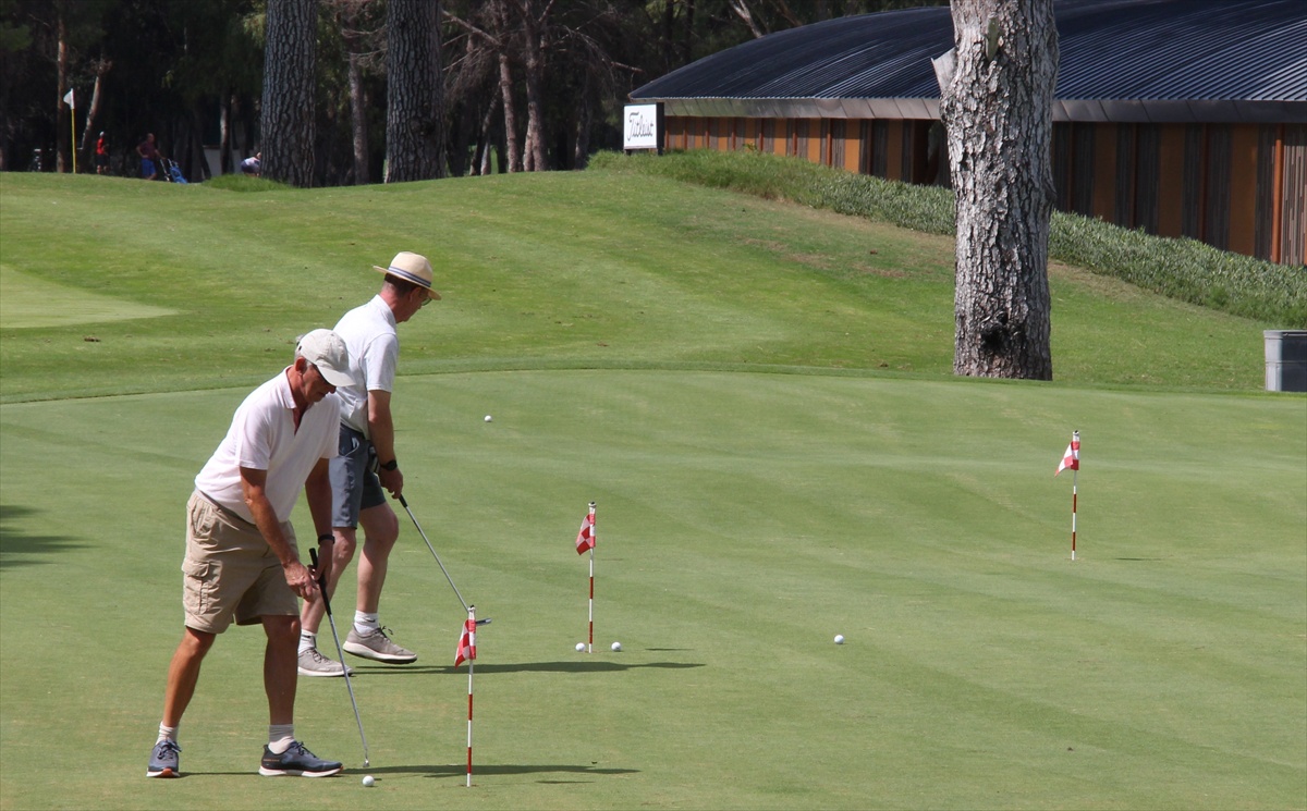 Türkiye\'de 125 bin golfçü Türk turizmine 190-200 milyon avroya yakın katkı sağlıyor