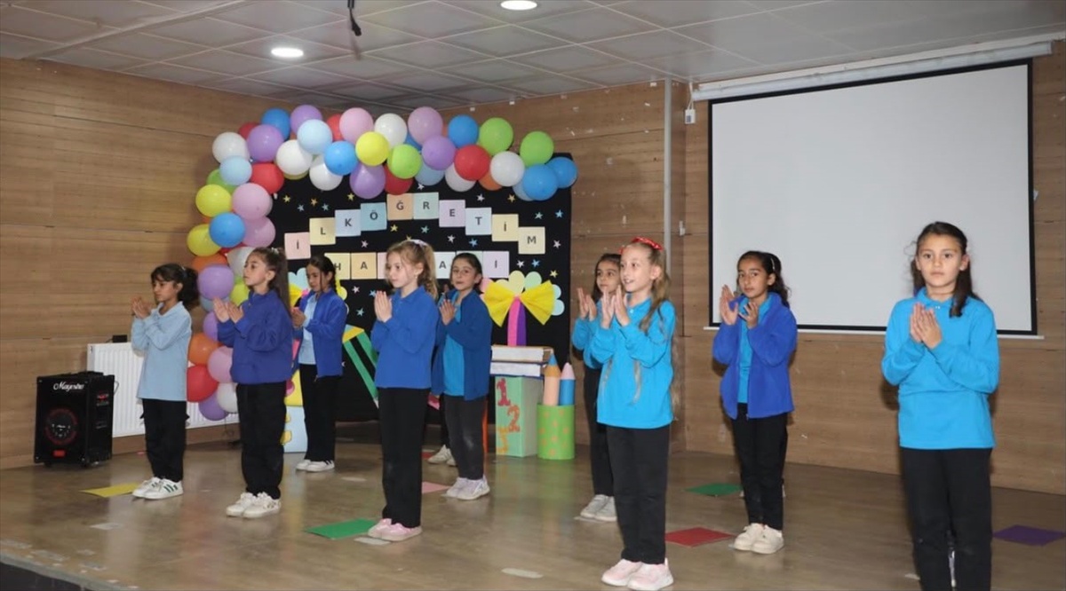 Van Başkale\'de İlköğretim Haftası\'nda Kaymakam Sarı eğitim camiasına başarı diledi