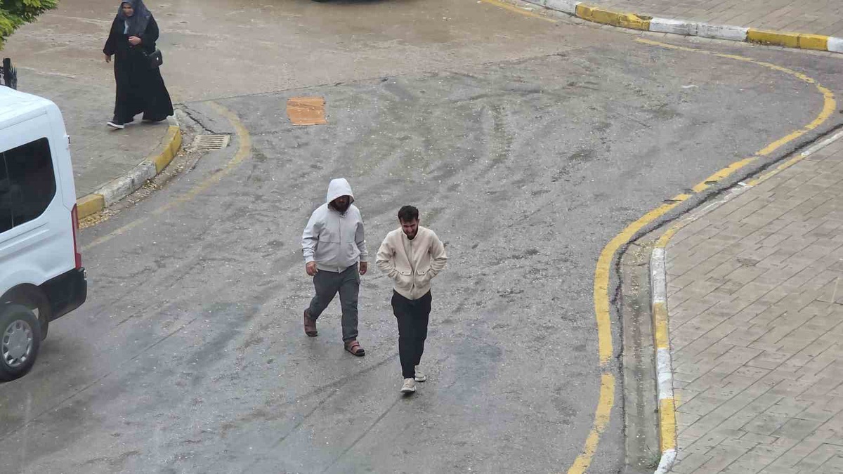 Van\'da yağmura hazırlıksız yakalanan bazı vatandaşlar saçaklara sığındı