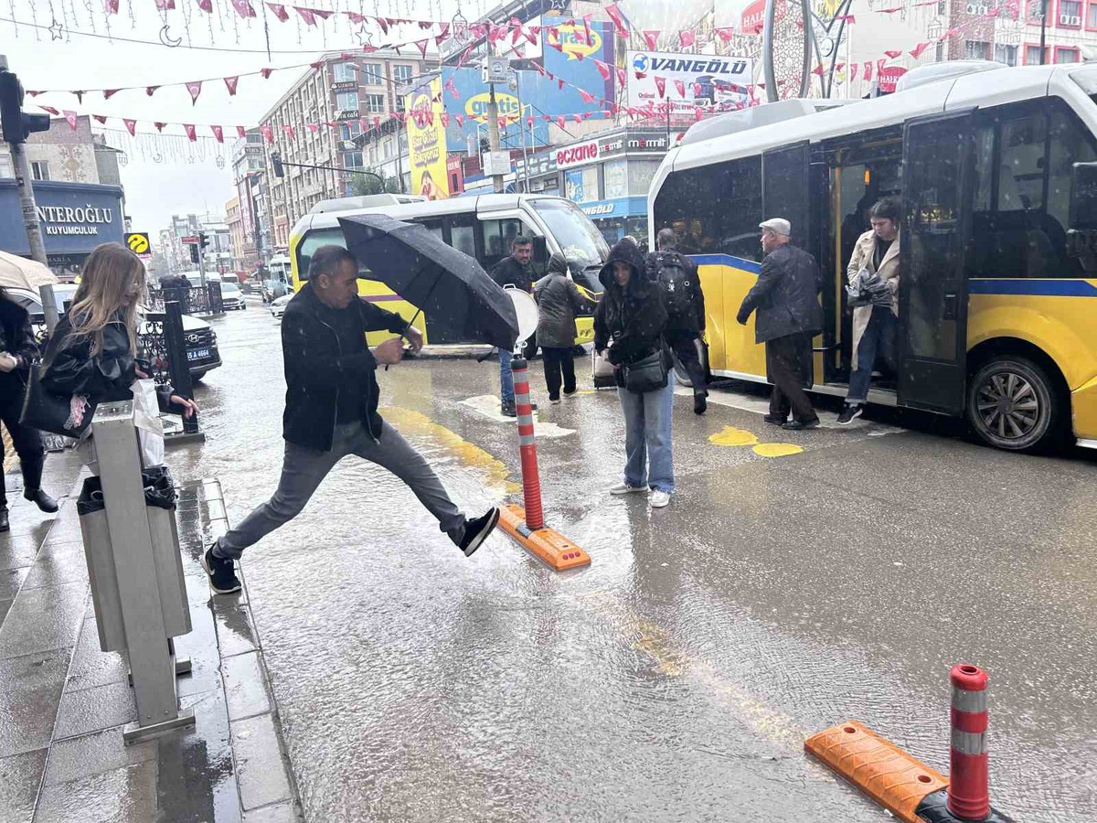 Van\'da sağanak hayatı olumsuz etkiledi, Meteoroloji Bitlis ve Muş\'u uyardı