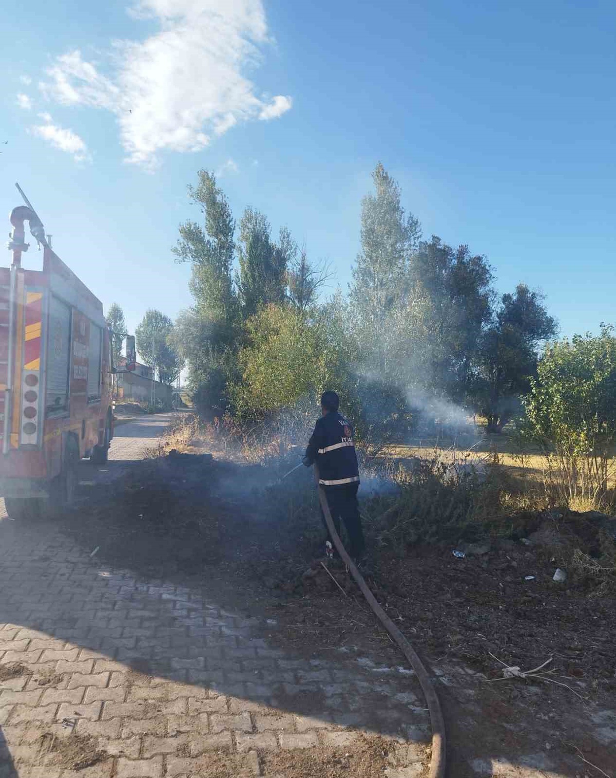 Van Gevaş Andaç Mahallesi\'nde örtü yangınını itfaiye yarım saatte söndürdü