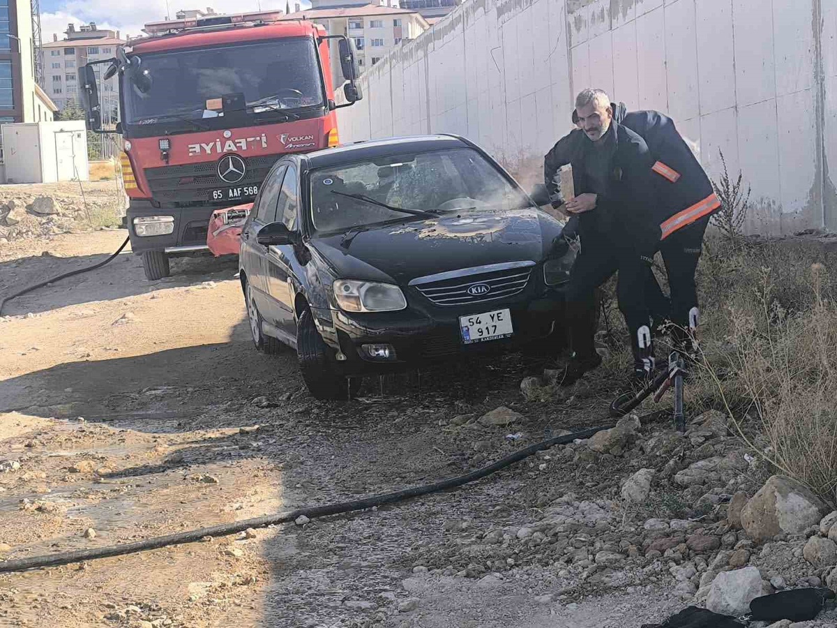 Van Edremit\'te park halindeki otomobilin motoru yanmaya başladı, itfaiye söndürdü