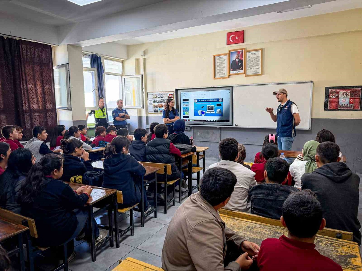 Van Muradiye\'de polis, 8. sınıflara trafik ve güvenli internet kullanımını anlattı