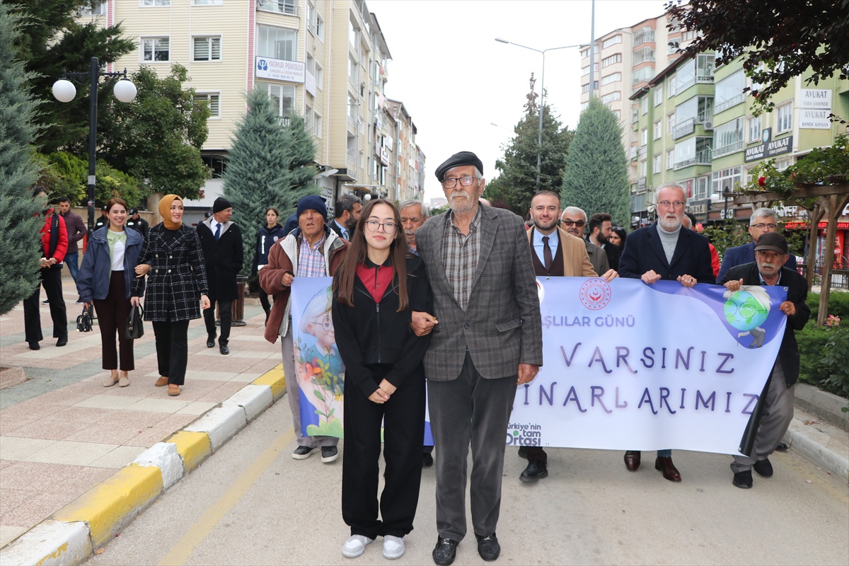 Yozgat ve Niğde\'de yaşlılar, Dünya Yaşlılar Günü\'nde gençlerle yürüyüşe katıldı