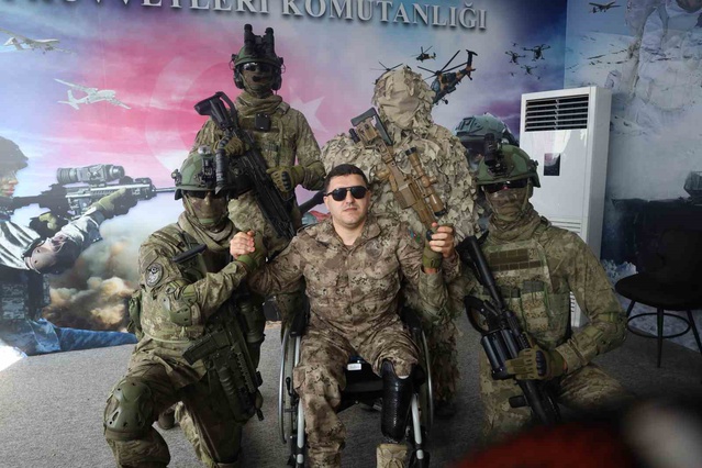 Azerbaycanlı gazi Taleh Camalov, TEKNOFEST Güneydoğu'da askerlerle kucaklaştı