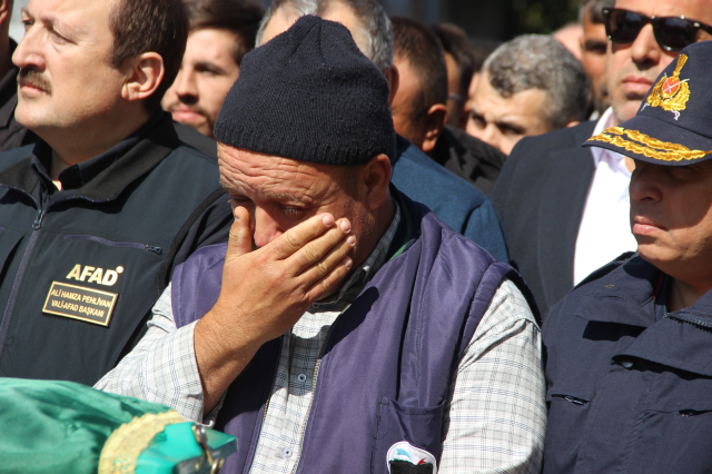 Babaya en acı veda! Yaşar'ın gözyaşları yürek yaktı