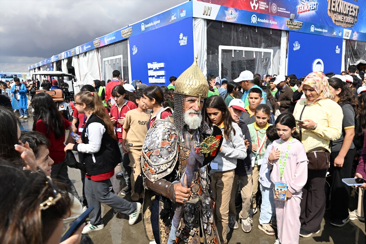 Hasan Keskin, temsili savaşçı kıyafetiyle Şanlıurfa\'daki TEKNOFEST\'te ilgi çekiyor.