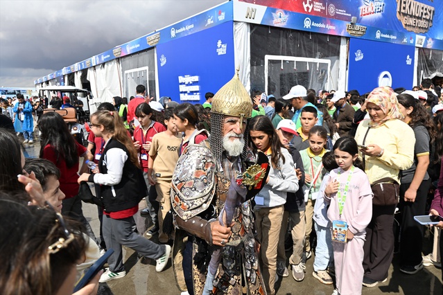 Hasan Keskin, temsili savaşçı kıyafetiyle Şanlıurfa'daki TEKNOFEST'te ilgi çekiyor.