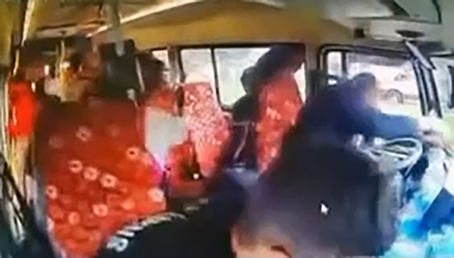 Adana'da yolcularla konuşan minibüs şoförü dolmuşa çarptı, bazı yolcular yaralandı