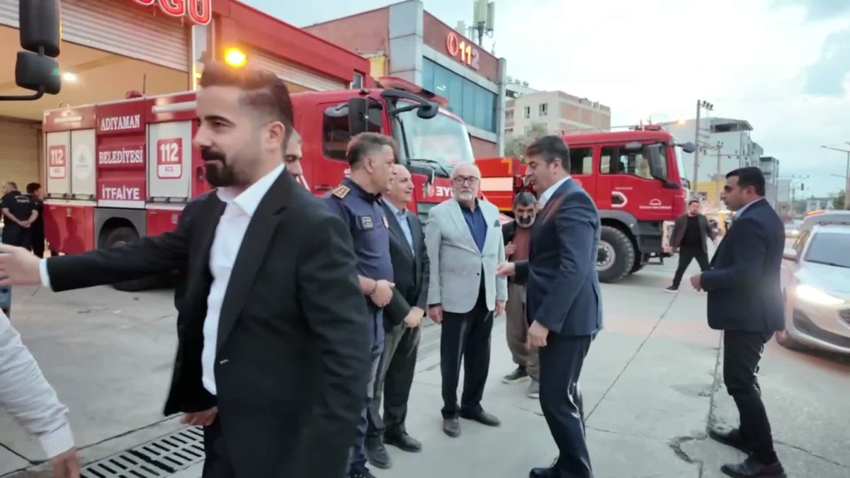 Adıyaman\'da Belediye Başkanı Tutdere, itfaiye personeline apolet taktı