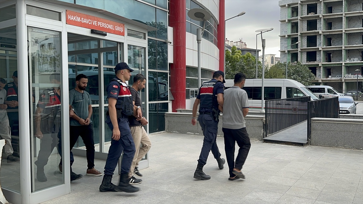 Adıyaman\'da jandarmanın DEAŞ operasyonunda 5 yabancı uyruklu zanlı tutuklandı