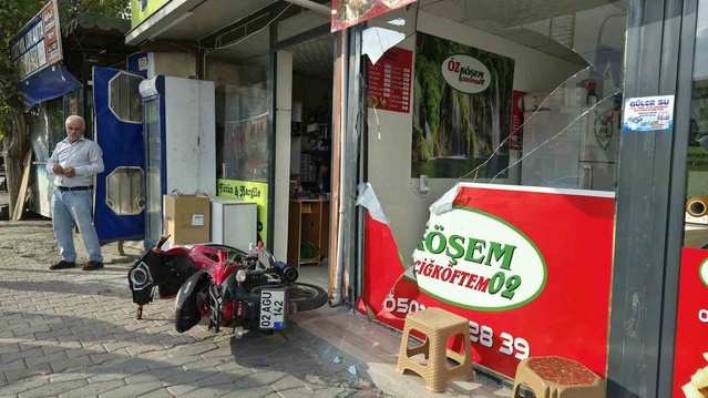 Adıyaman'da motosiklet çocuğa çarpıp çiğköfte işletmesine girdi, çocuk yaralandı