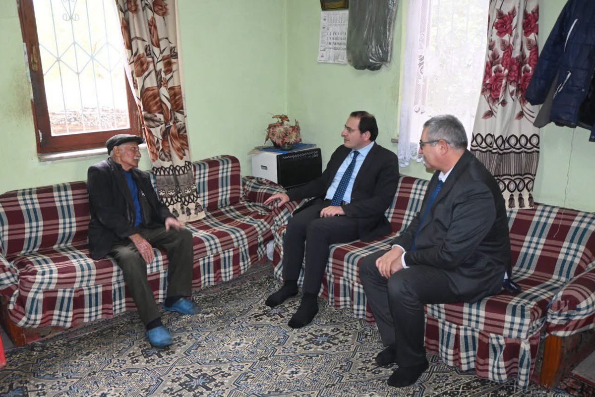 Afyon Çay\'da Kaymakam Türker, Dünya Yaşlılar Günü\'nde yaşlıların hayır duasını aldı