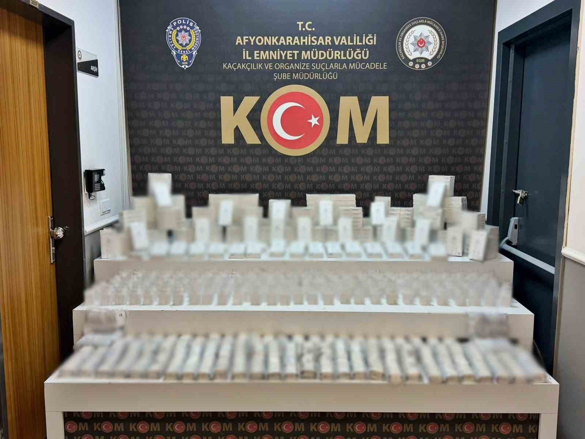 Afyonkarahisar Bolvadin\'de polis kaçak telefon aksesuarı buldu, 1 kişi gözaltına alındı