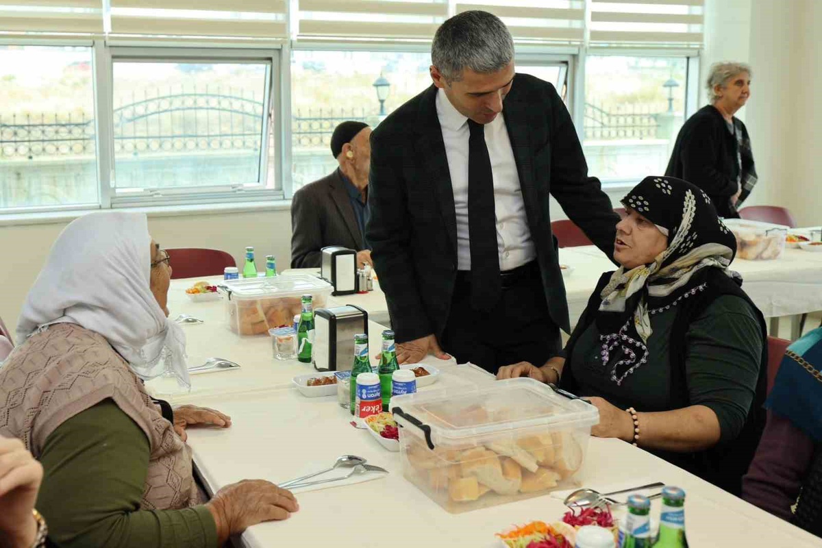 Afyonkarahisar Valisi Aktaş, Dünya Yaşlılar Günü\'nde huzurevinde yemek ikram etti