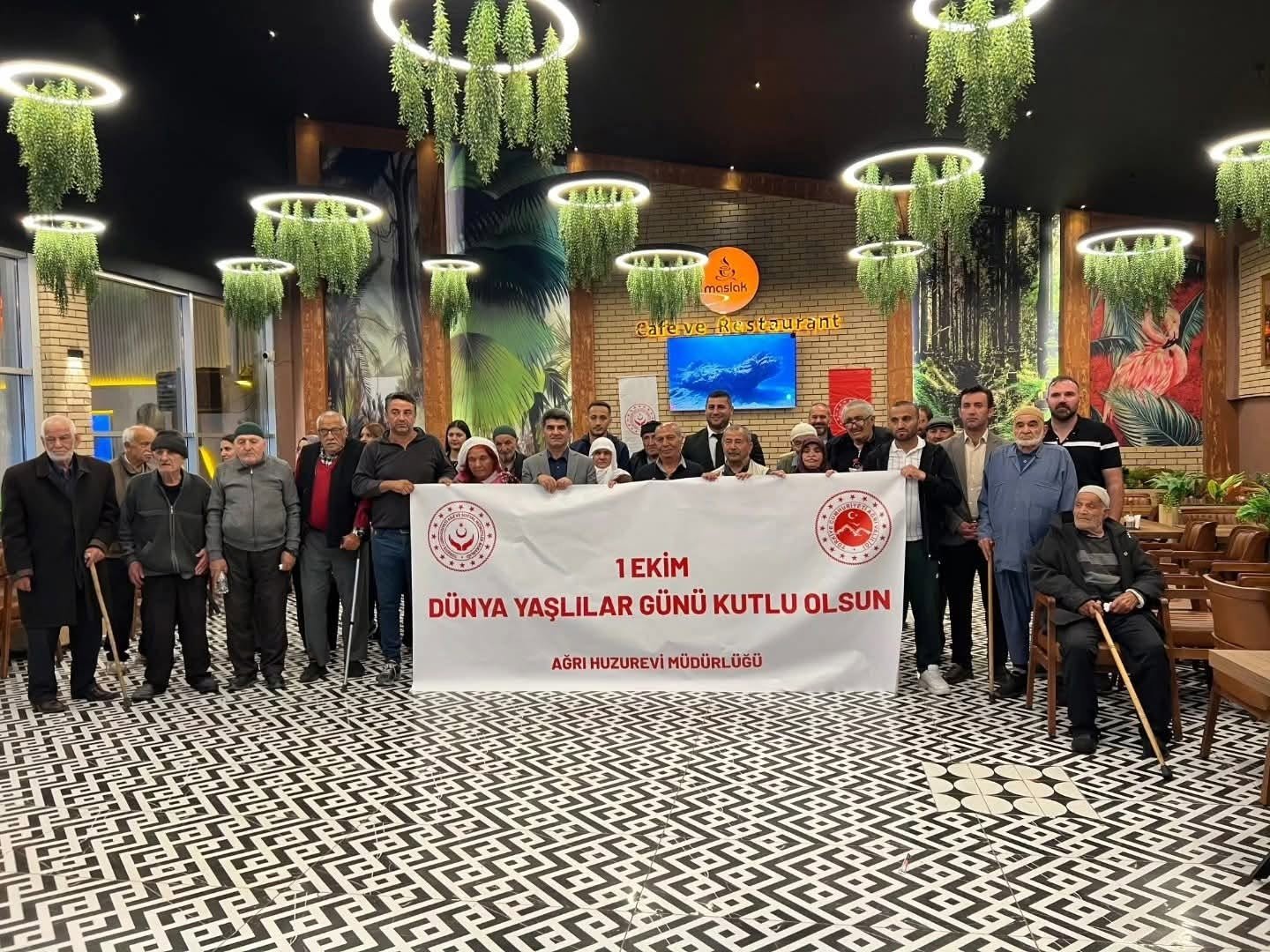 Ağrı'da huzurevi sakinleri, Yaşlılar Günü'nde İl Müdürü Baki ile bir araya geldi