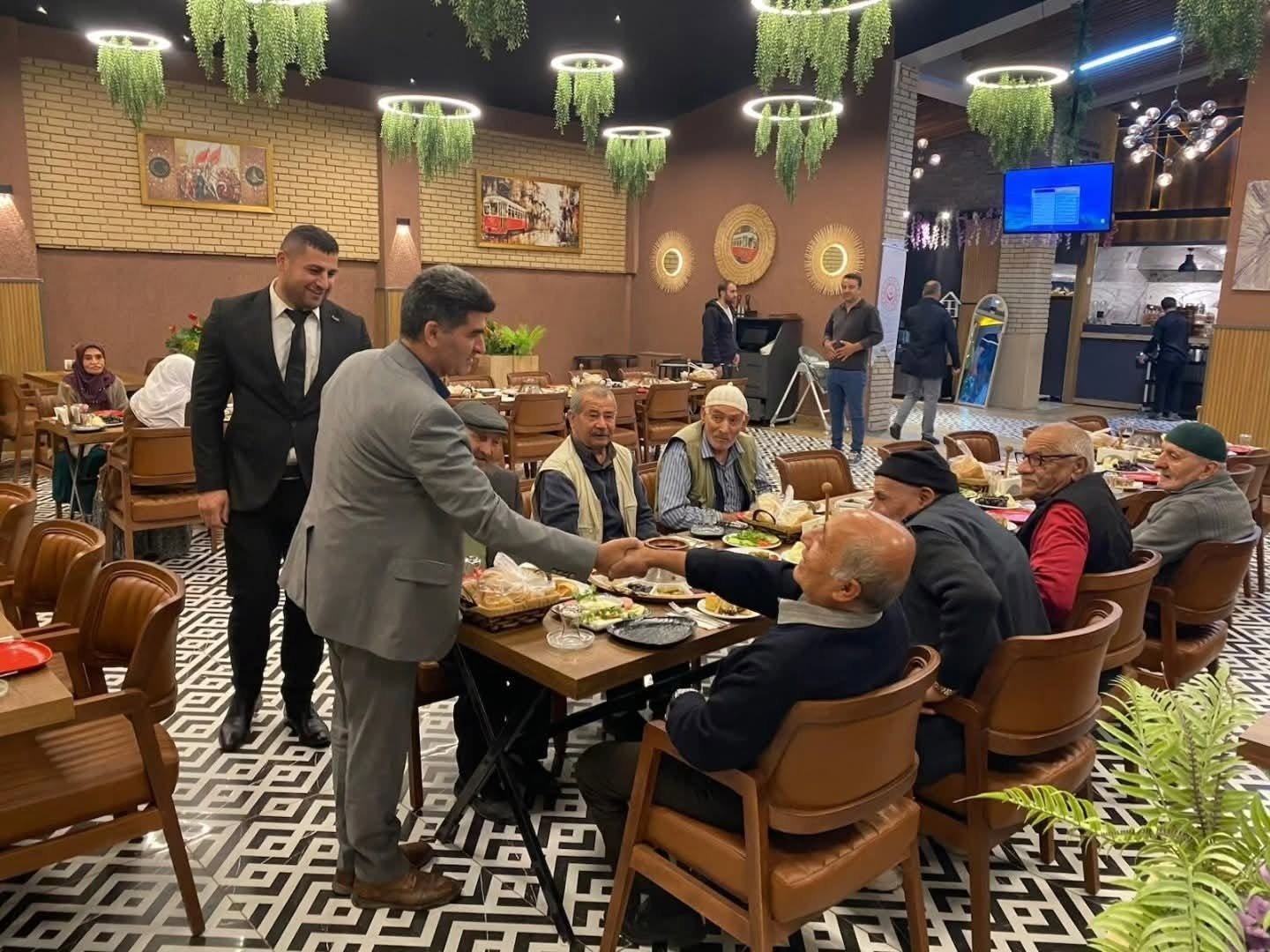 Ağrı'da huzurevi sakinleri, Yaşlılar Günü'nde İl Müdürü Baki ile bir araya geldi