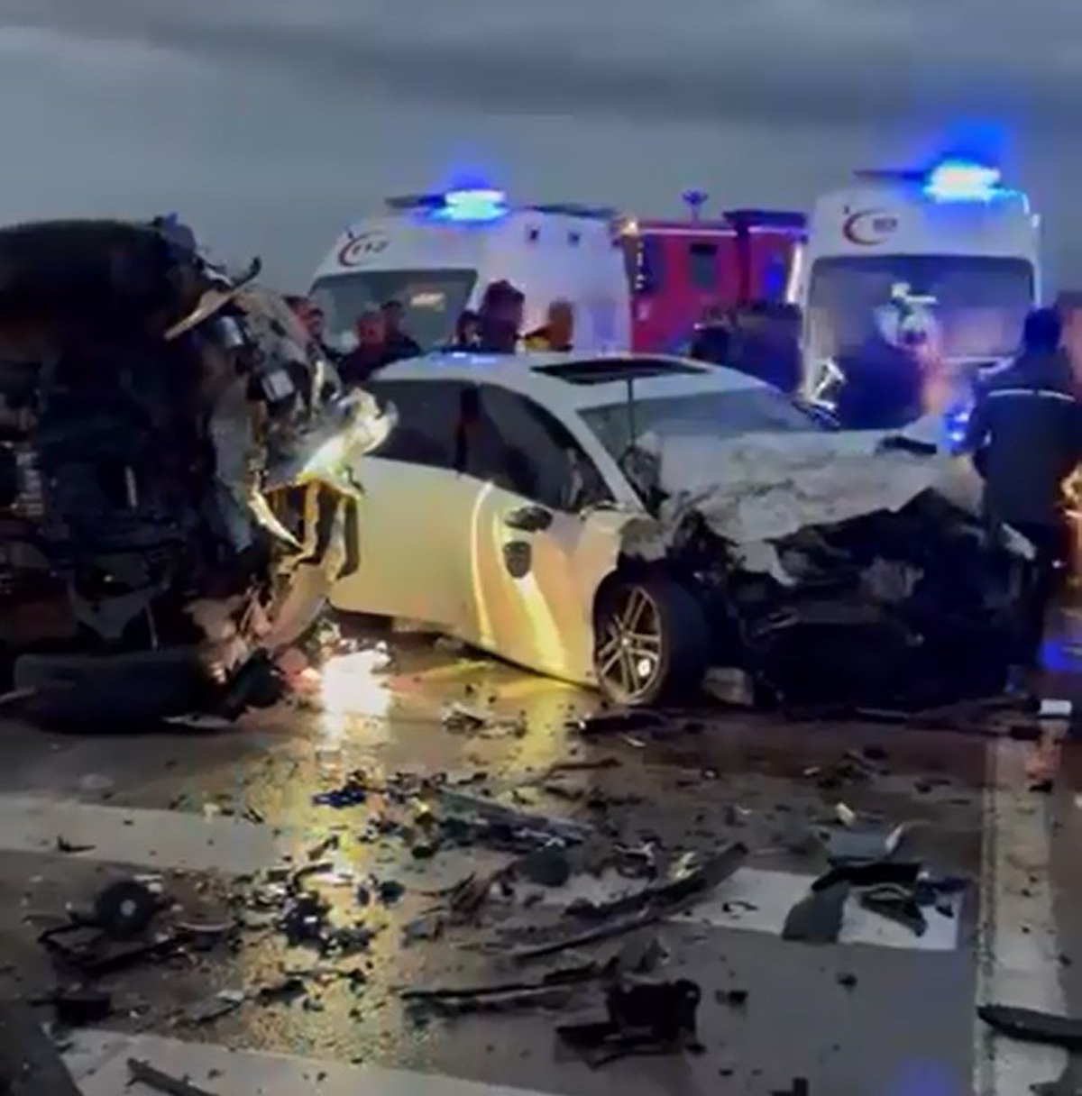 Aksaray\'da kafa kafaya çarpışan iki otomobilde her iki sürücü de ağır yaralandı