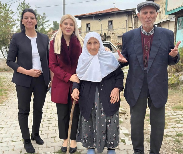 Altıntaş Kaymakamı Yıldırım, Dünya Yaşlılar Günü'nde Saraycık'taki çifti ziyaret etti
