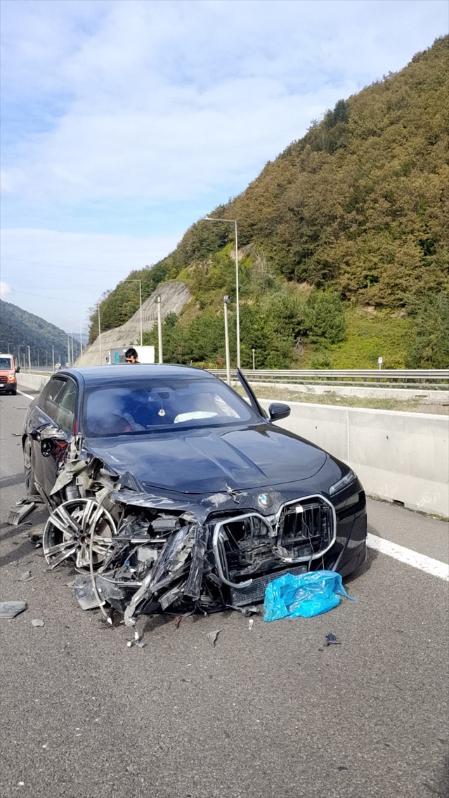Bolu Dağı Tüneli'nde tankerle çarpışan otomobilde 1 kişi hafif yaralandı