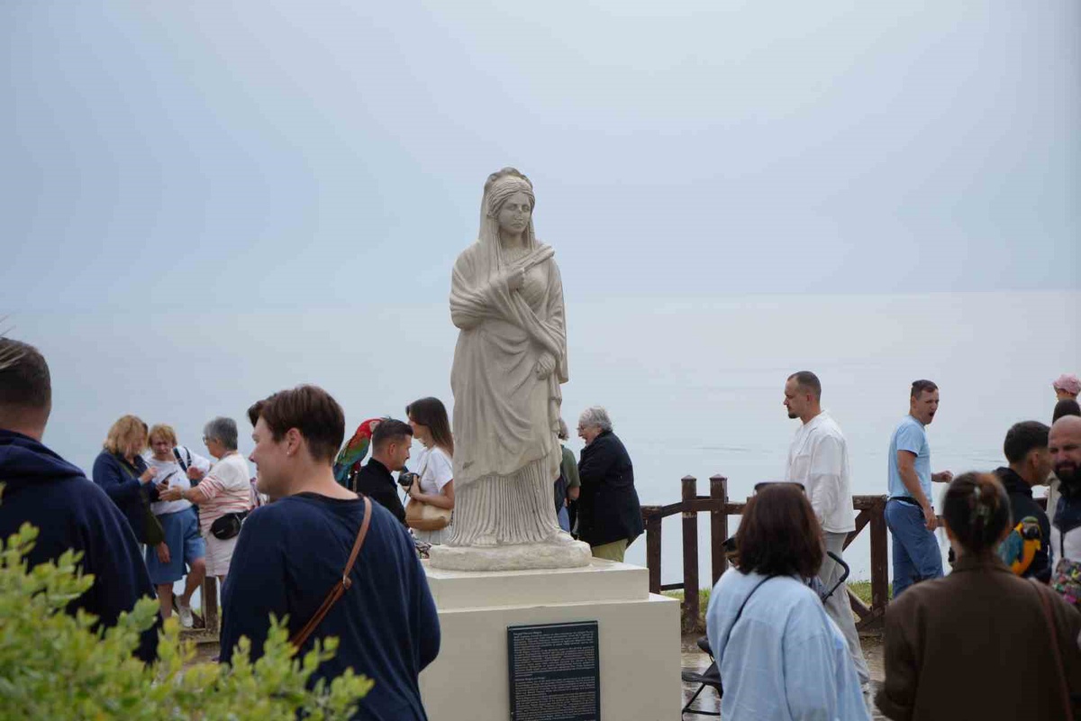 Antalya\'da yabancı turistler sağanağa rağmen 40 metreden dökülen Aşağı Düden\'i gezdi