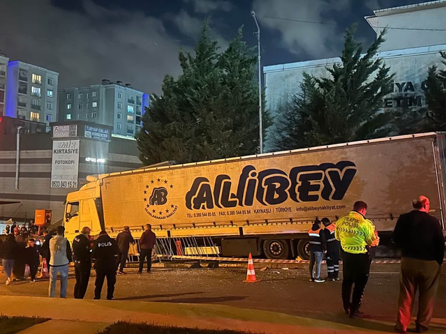 Arnavutköy'de TIR'ın daldığı otobüs durağında mobese direği devrildi, yaralanan olmadı