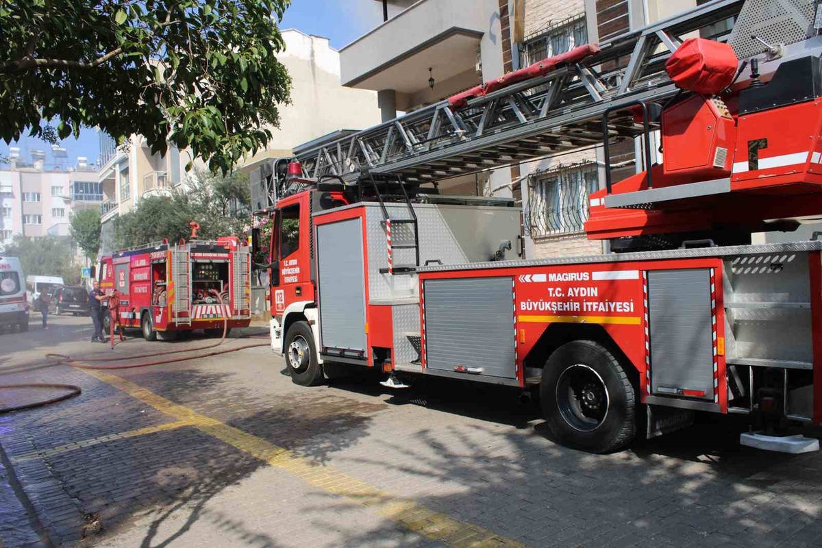 Aydın Efeler\'de apartman terasındaki yangın söndürüldü, sakinler tahliye edildi