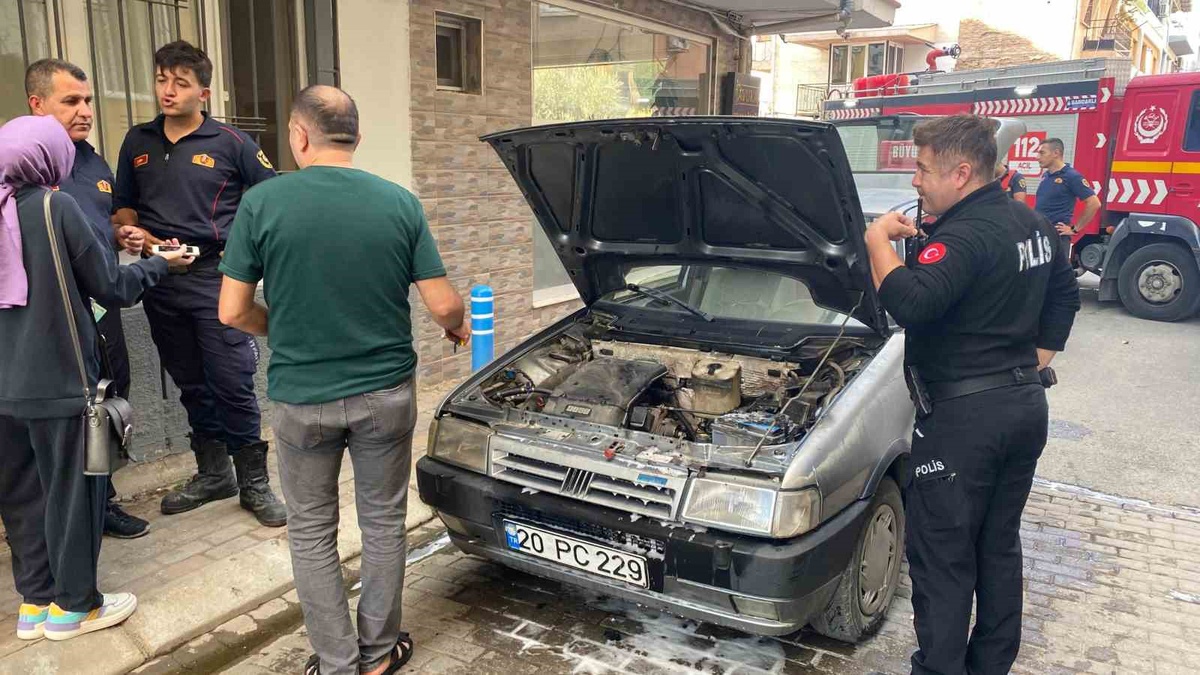 Aydın Efeler\'de seyir halindeki otomobilin motoru alev aldı, itfaiye yangını söndürdü