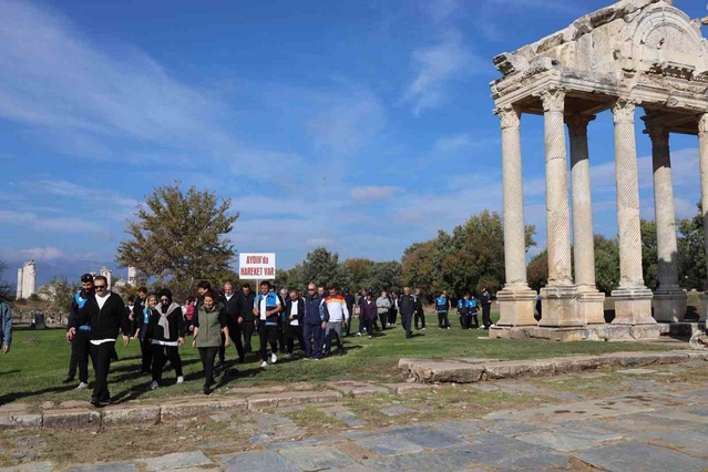 Aydın Karacasu'da Afrodisias'ın sütunlu yollarında sağlıklı yaşam için yürüdüler