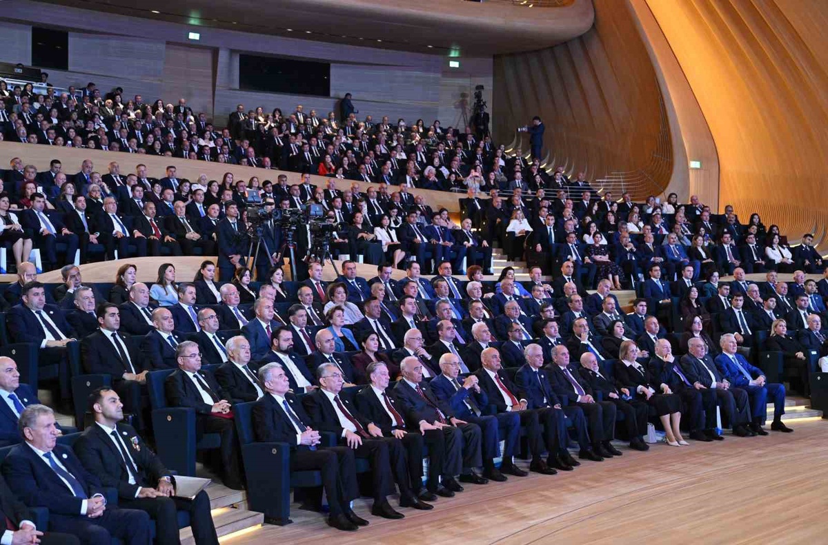 Aliyev, YAP 8. Kurultayı\'nda yardım veya himayeye ihtiyaç olmadığını söyledi