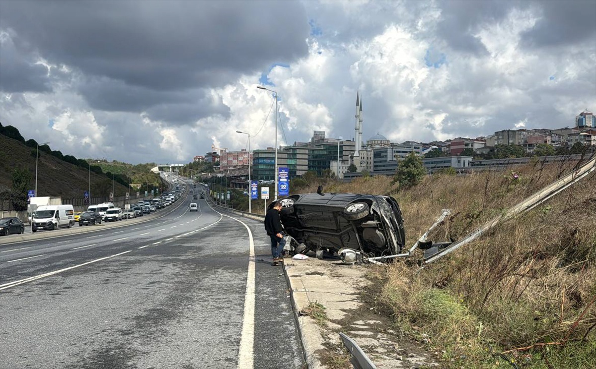 Bağcılar\'da devrilen otomobilde sıkışan sürücü ağır yaralandı, itfaiye kurtardı