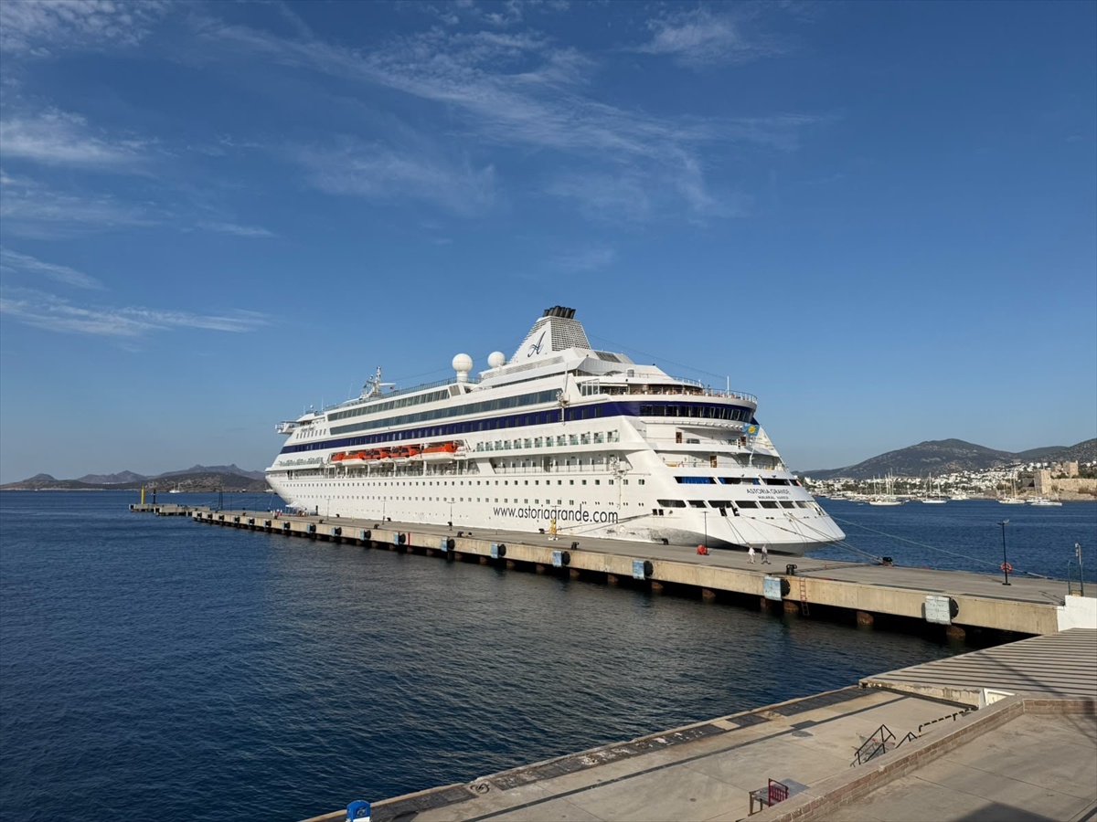Astoria Grande kruvaziyeri, 365 yolcu ve 350 mürettebatla Bodrum\'a ulaştı