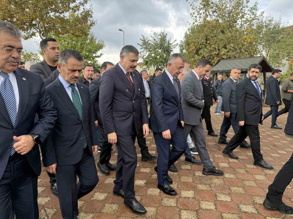Bakan Çiftçi, 99 metrelik MPMS-1 denize indirildikten sonra Kocaeli\'de cuma namazı kıldı