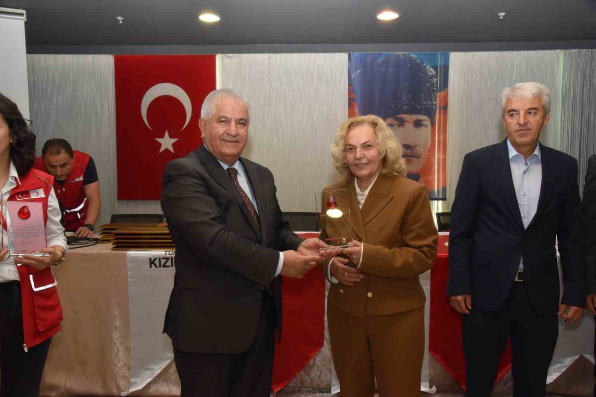 Balıkesir\'de 100\'ü aşan kan bağışına ulaşan okullara plaket verildi