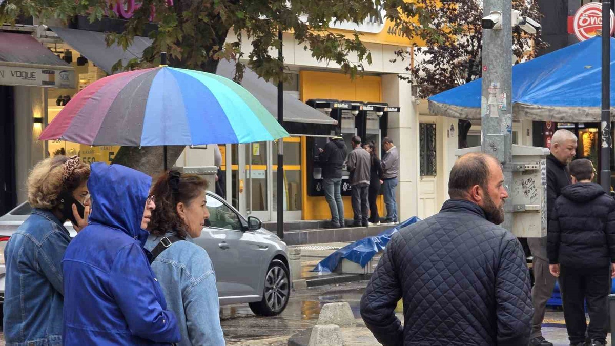 Bandırma\'da sağanak günlük yaşamı olumsuz etkiledi, yollarda su birikintileri oluştu
