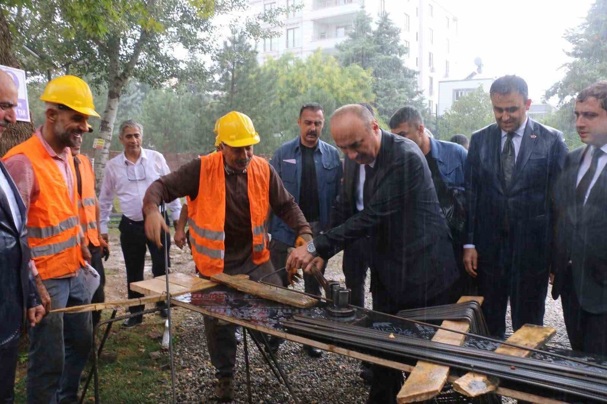 Batman\'da Emekliler Lokali\'nin ilk çivisini Vali Ekrem Canalp çaktı