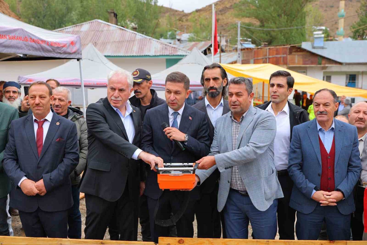 Bayburt Aydıntepe\'de Pınargözü köyüne yapılacak konak için ilk harç döküldü