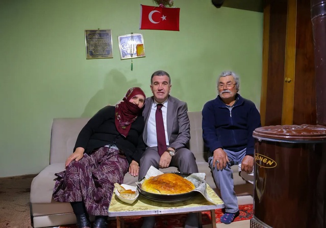 Bayburt'ta Vali Eldivan, Dünya Yaşlılar Günü'nde yaşlıları evlerinde ziyaret etti