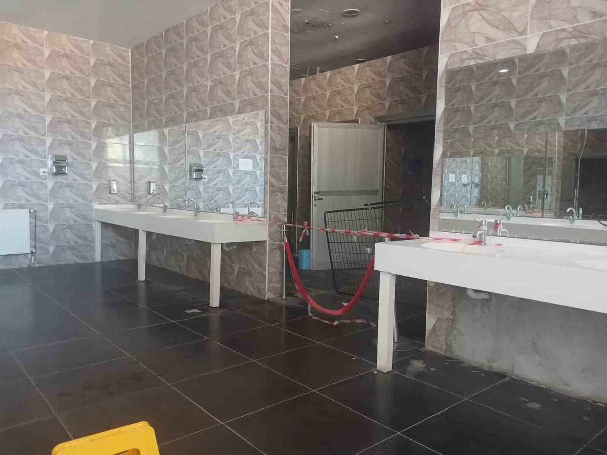 Bilecik Otogarı\'nda tuvalet kapıları kapanmıyor, esnaf ve yolcular çözüm bekliyor